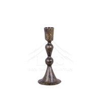 Bougeoir forgé par un forgeron d'inspiration antique avec une construction en fer robuste à volutes délicates pour des soirées confortables aux chandelles