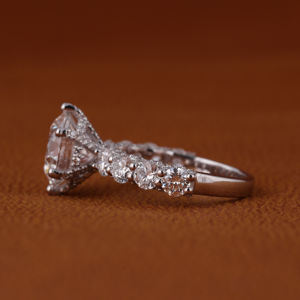 Bague de fiançailles en diamant rond cultivé en laboratoire certifié IGI, sertie pavé, en or blanc massif 14 carats, style tendance, bague d'accentuation pour femme, cadeau - Product Image 2