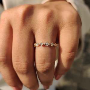 Anillo de Boda de Oro Amarillo con Diamantes de Corte Redondo y Diseño de Contorno Marquise - Product Image 5