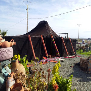 Tentes en poils de chèvre du Sahara, abris nomades traditionnels du désert, adaptés au climat, à la culture et à la vie durable en Afrique du Nord - Product Image 3