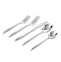 Ensemble de couverts en acier inoxydable avec couteaux, fourchettes et cuillères, poignées allongées et finition polie