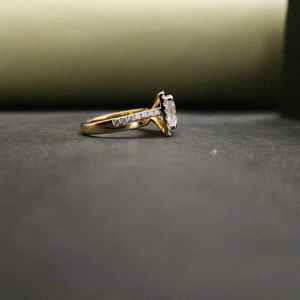 Anillo Unisex de Acero Inoxidable con Diamante Moissanite Corte Princesa de Lujo, Oro Sólido de 14KT, Diseño Único para Regalo de Cumpleaños - Product Image 5