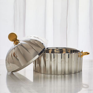 Casserole élégante en métal de table avec revêtement alimentaire poignée durable et design intemporel pour un service confortable - Product Image 4