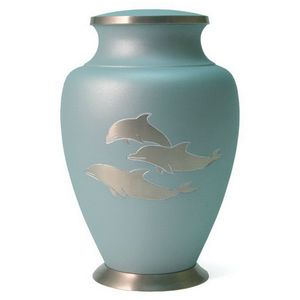 Urna conmemorativa de latón con detalles artesanales y superficie pulida para un legado duradero de Axiom Home Accents - Product Image 3