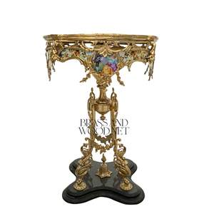 Table d'appoint ronde de luxe en laiton avec base en marbre noir, cadre doré orné et art en porcelaine peint à la main pour un décor classique - Product Image 4