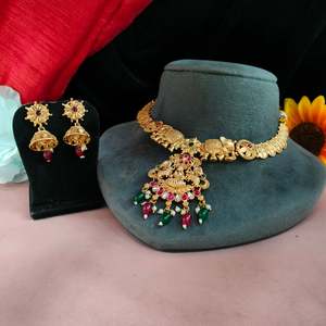 Ensemble de collier pendentif en perles suspendues inspirées du temple indien du sud classique avec finition dorée antique - Product Image 1