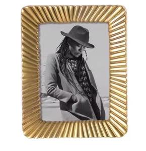 Cadre photo en métal doré carré de luxe avec un design classique en relief, écologique et durable pour la décoration de mariage - Product Image 3