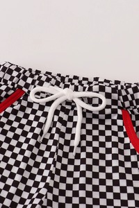 Ensemble de shorts de broderie de conception de voiture de course à carreaux solides pour garçons tenue d'été confortable de couleur rouge - Product Image 2