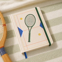 Carnet de tennis personnalisé LABON, couverture rigide crème, lignes de terrain, raquette, balles jaunes, triangles bleus, élastique vert, ruban bleu roi
