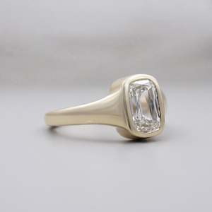 Bague de fiançailles pour femme en diamant de laboratoire certifié IGI, taille coussin allongée, style Old Mine, sertie clos, or jaune/blanc/rose - Product Image 2