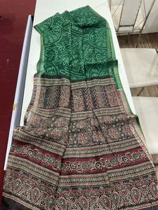 Saree indien élégant en lin avec impression Ajrakh Pallu et Bandhani en sari complet avec glands fantaisie - Product Image 4