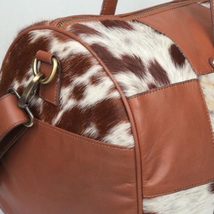Rustique Chic vache cheveux sur cuir marron et blanc Patchwork sac polochon fait à la main Style occidental peau de vache sac de voyage Gym week-end sac - Product Image 4