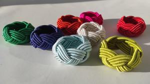 Anneau de serviette en rotin coloré élégant Idéal pour la décoration de table à manger chic et l'affichage dans la cuisine à domicile Fabriqué à la main en Inde - Product Image 3