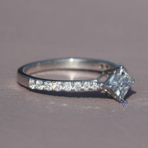 Elegante corte princesa y corte redondo Lab Grown VVS Clarity Diamond con Pave Setting Anillo de compromiso en oro blanco de 14kt - Product Image 4