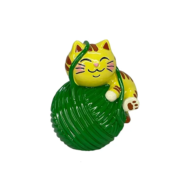 Estátua decorativa polyresin de um gato segurando uma bola de lã, garantindo a qualidade e preço razoável, feita no Vietnã