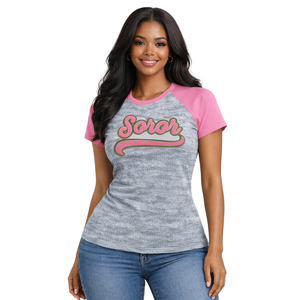 Camiseta de Manga Raglán Heather Grey Soror, para Mujer, de la Hermandad Griega, Color Rosa Verde, Verano, Ecológica, Informal, Elegante, para la Universidad - Product Image 1