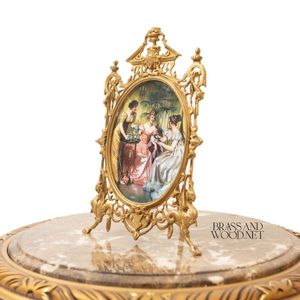 Cadre sur pied orné de laiton antique avec illustration de scène européenne ovale dans un design vintage classique luxueux - Product Image 4