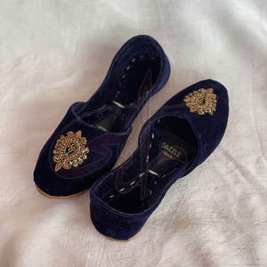 Chaussures Khussa pour hommes de haute qualité, fabriquées avec soin, dessus en velours, légères, semelle antidérapante, design tendance - Product Image 2