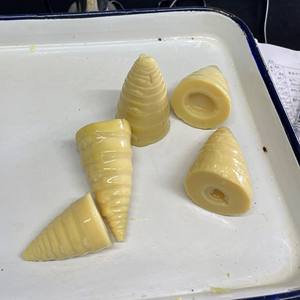 Fusión de Verduras de Raíz y Hojas Enlatadas Totalmente Naturales para un Uso Conveniente en Comidas Familiares, Menús de Restaurantes, Planes de Preparación de Comidas y Frescas - Product Image 1