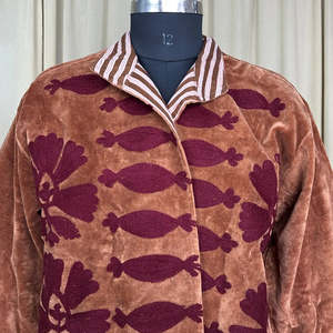 Chaqueta de terciopelo Suzani con bordado floral marrón, estilo bohemio chic retro, talla única XL, abierta por delante, para invierno. - Product Image 3