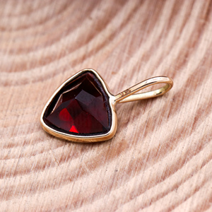 Vente en gros Pendentif plaqué or jaune 14 carats pour femme en forme de trillion de pierres précieuses grenat rouge naturel Ensemble de bijoux élégants faits à la main - Product Image 1