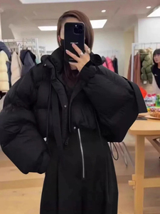 Veste alternative à capuche surdimensionnée de style de rue pour femmes manteau thermique d'hiver noir avec fermeture éclair à l'avant et option de marque personnalisée - Product Image 3