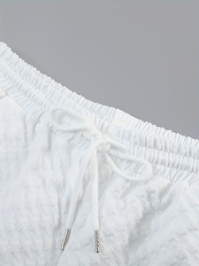 Conjunto de dos piezas de estilo coreano blanco para hombre, camisa de manga corta informal de verano ligera transpirable, pantalones cortos con cordón para la playa - Product Image 4