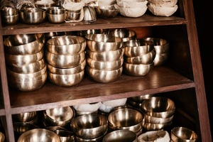 Cuenco de latón macizo hecho a mano para cantar Himalaya, campana de canto tibetana, cuenco de meditación curativa tibetana con palo - Product Image 6