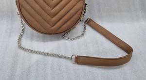 Sac bandoulière rond en cuir véritable pour femme avec fermeture éclair unique et sangle réglable - Product Image 2