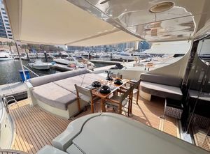 Mini Yate de Lujo con Motor Fuera de Borda de Fibra de Vidrio Premium, con Motor de 150 HP y Elegante Espacio de Cabina para Parejas y Escapadas Familiares - Product Image 3