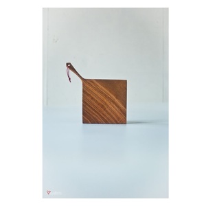 La planche à découper en bois noir classique est une fusion parfaite du design élégant et de la beauté naturelle. - Product Image 3