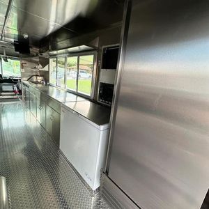 Compre un Remolque de Cocina Móvil Moderno Personalizado, Totalmente Equipado, Listo para Exportar, Oportunidad de Camión de Comida de Moda - Product Image 4