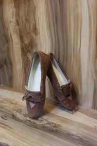 Bottines en cuir suédé marron pour femmes Bottines en cuir véritable fabriquées à la main élégantes et durables - Product Image 3