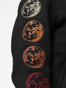 เสื้อแจ็คเก็ตผ้าขน100% สีดำล้วนปักลายแขนเสื้อหนังคอตั้งโลโก้ด้านหน้าผ้าแคนวาส HIVJ54 - Product Image 4