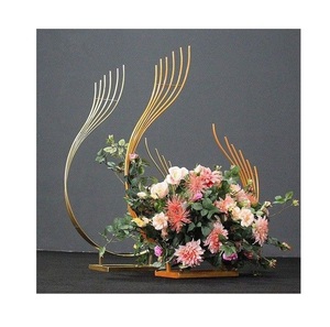 Ce pot rond en maille soutient les racines des plantes et apporte un aspect frais et doux qui convient aux espaces de jardin intérieurs. - Product Image 2