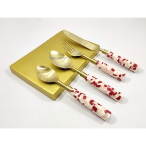 Grand ensemble de couverts en métal doré design avec poignée en résine imprimée pour la maison, le mariage, le dîner et la table. - Product Image 3