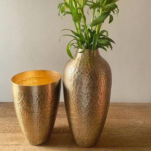 Vase design en aluminium avec des lignes minimalistes et une finition brossée pour une décoration intérieure surélevée et une esthétique soignée des étagères - Product Image 3