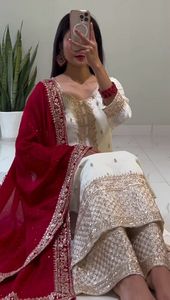 Ensemble de costume pakistanais Salwar Kameez de la mode minimaliste la mieux notée pour les événements et les options de tenue de fête d'Inde - Product Image 3