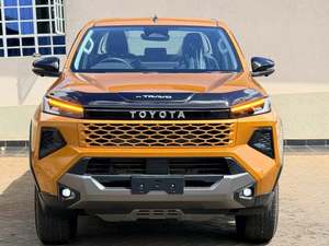 Toyota Hilux Travo OVERLAND Diesel Turbo Automatique d'occasion 2025, pneus R17, porte-bagages de toit en alliage d'aluminium, sièges en tissu foncé, conduite à droite - Product Image 5