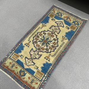 Alfombra Turca Vintage de 1.5x3.3 pies (47x100 cm), Alfombra Oriental Azul y Roja - Product Image 5