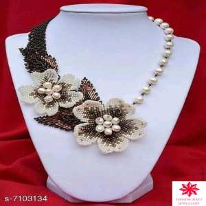 Hermosos collares de diseñador con cuentas de semillas pequeñas en blanco y negro, collares hechos a mano para fiesta de boda, Hldi, Mehnedi Wear - Product Image 2