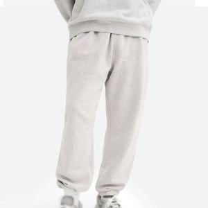 Pantalones de chándal estilo callejero con ajuste relajado y puños acanalados Pantalones de chándal clásicos con tela suave y silueta informal - Product Image 1