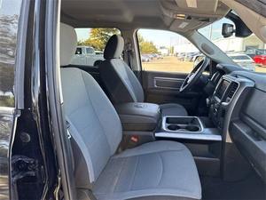 R-am 1500 C-lassic W-arlock 2023 Usada en Buen Estado, 4 Puertas, Cabina Doble, 4x4, Caja de 5.6 pies - Product Image 5