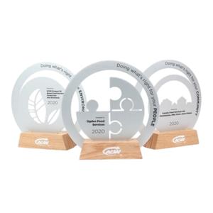 Trophées personnalisés en acrylique et bois 2025, design islamique, gravure laser personnalisée, récompenses imprimées UV |   Plastique durable - Product Image 1