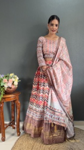 Hermosa colección de Lehenga de último diseñador con hermosa impresión y trabajo de lámina - Product Image 5