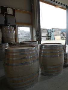 Support de baril à vin en chêne français et américain réutilisable à haute capacité personnalisé avec un design en forme de cylindre - Product Image 3