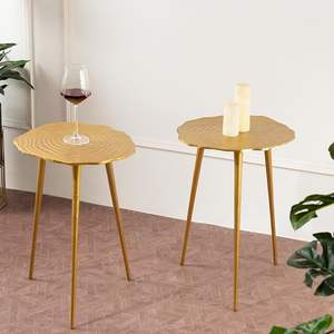 Table d'appoint en métal exquise avec détails fabriqués à la main adaptés aux intérieurs rustiques chambres de ferme et maisons vintage - Product Image 2