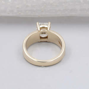 Bague de fiançailles en or jaune avec diamant solitaire naturel certifié IGI, taille coussin - Product Image 4