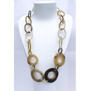 Collier long en acrylique pour femmes, style vintage très demandé, couleur ambre écaille de tortue, forme de plaque en corne de bœuf, chaîne à maillons - Product Image 5