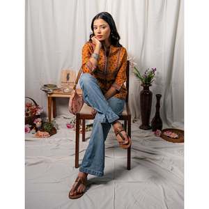 Tops de Algodón Naranja con Estampado a Mano, Cómodos y Elegantes - Product Image 3